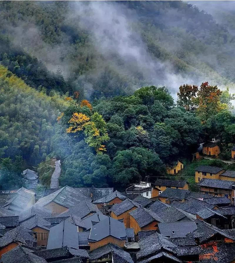 蓝色褶皱露肩上衣搭配白色牛仔裤，展现完美身材，你学会了吗？游戏画面