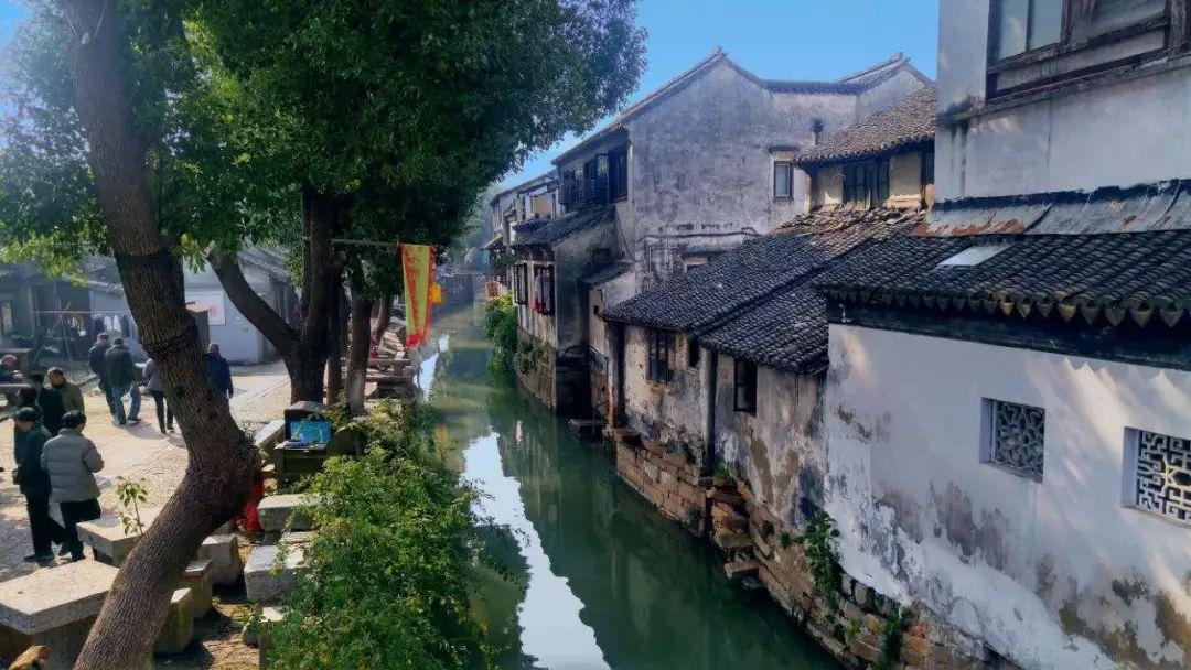 “号曰隆中“,你为什么飘来飘去?你在“襄阳城西二十里”吗?