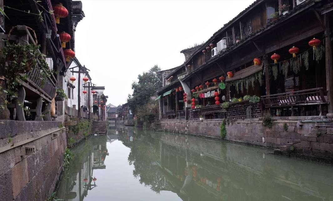 泰王的3个姐妹：大公主和三公主为爱下嫁被抛弃，诗琳通公主未婚